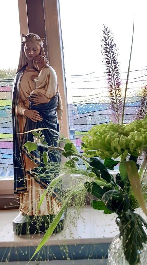 Mariabeeld in het atelier